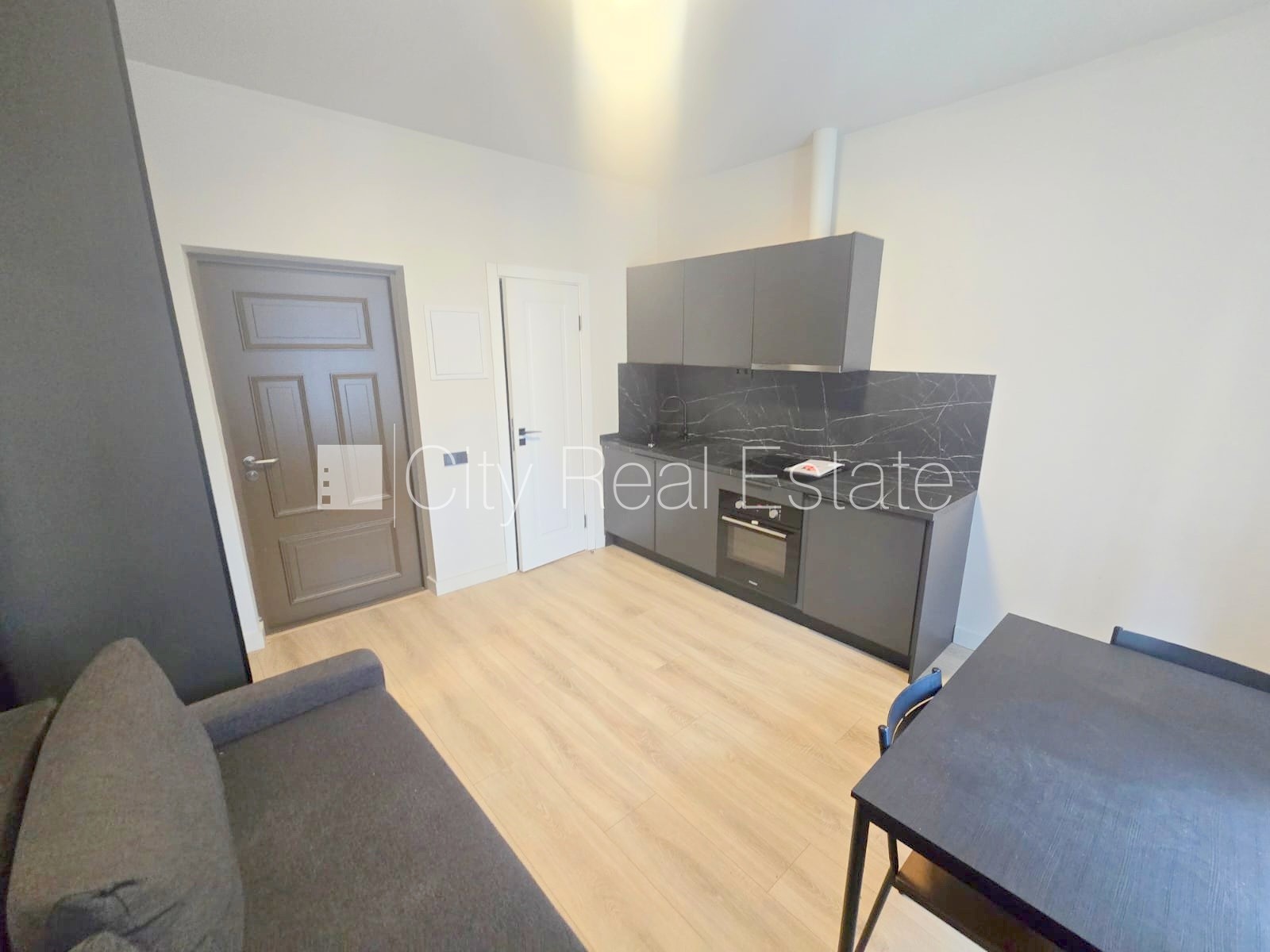 Sludinājumi. Pagalma ēka, fasādes māja, slēgts pagalms, ieeja no ielas, ir lifts, kāpņu telpa pēc kapitālā Cena: 350 EUR/mēn Foto #1