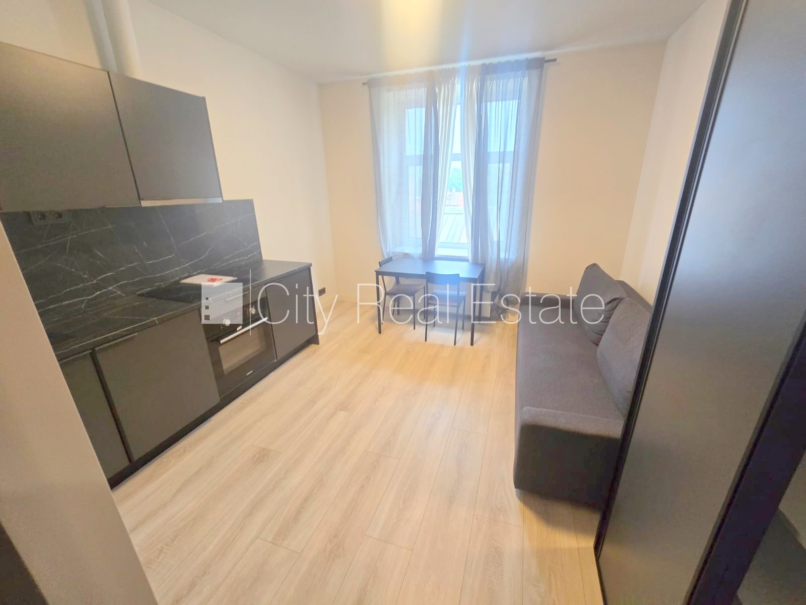 Sludinājumi. Pagalma ēka, fasādes māja, slēgts pagalms, ieeja no ielas, ir lifts, kāpņu telpa pēc kapitālā Cena: 350 EUR/mēn Foto #3