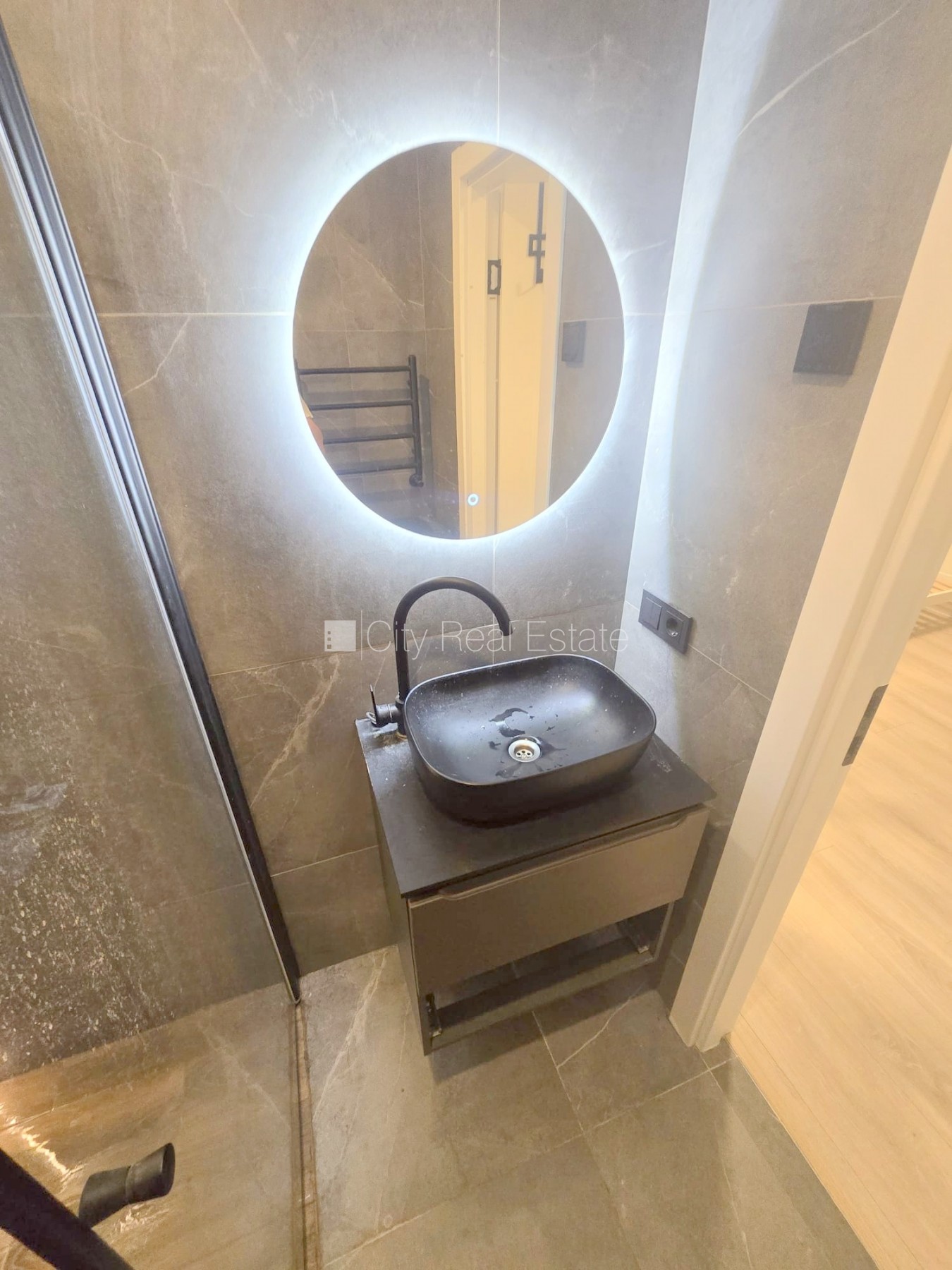Sludinājumi. Pagalma ēka, fasādes māja, slēgts pagalms, ieeja no ielas, ir lifts, kāpņu telpa pēc kapitālā Cena: 350 EUR/mēn Foto #11