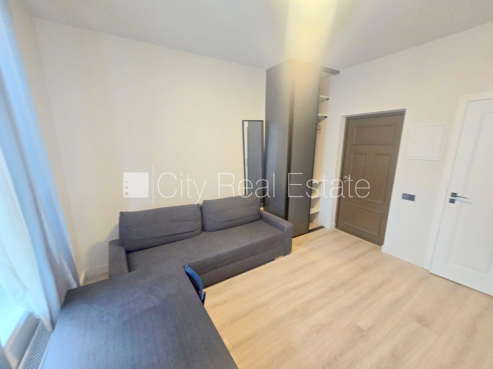 Sludinājumi. Pagalma ēka, fasādes māja, slēgts pagalms, ieeja no ielas, ir lifts, kāpņu telpa pēc kapitālā Cena: 350 EUR/mēn Foto #4