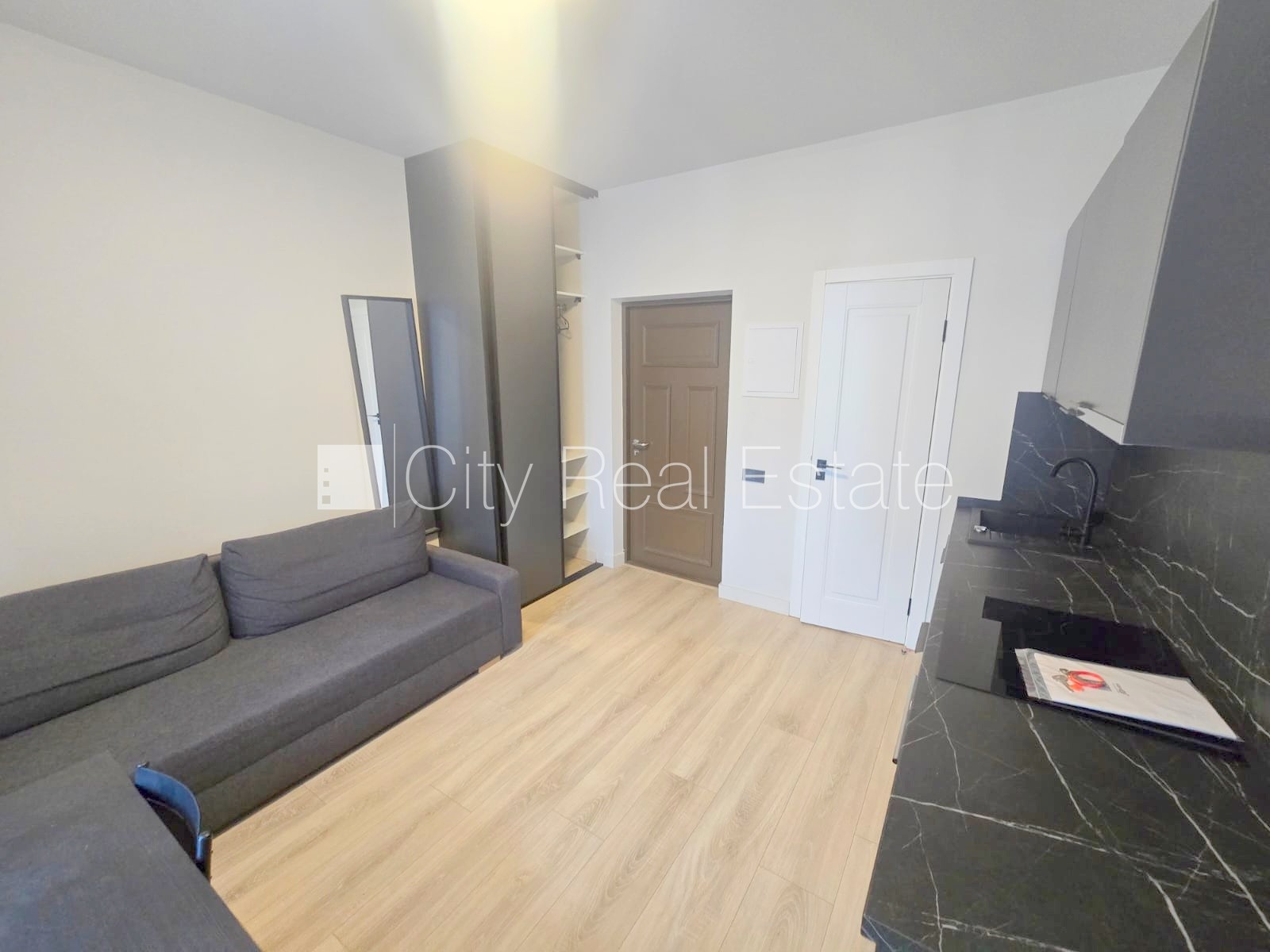 Sludinājumi. Pagalma ēka, fasādes māja, slēgts pagalms, ieeja no ielas, ir lifts, kāpņu telpa pēc kapitālā Cena: 350 EUR/mēn Foto #6