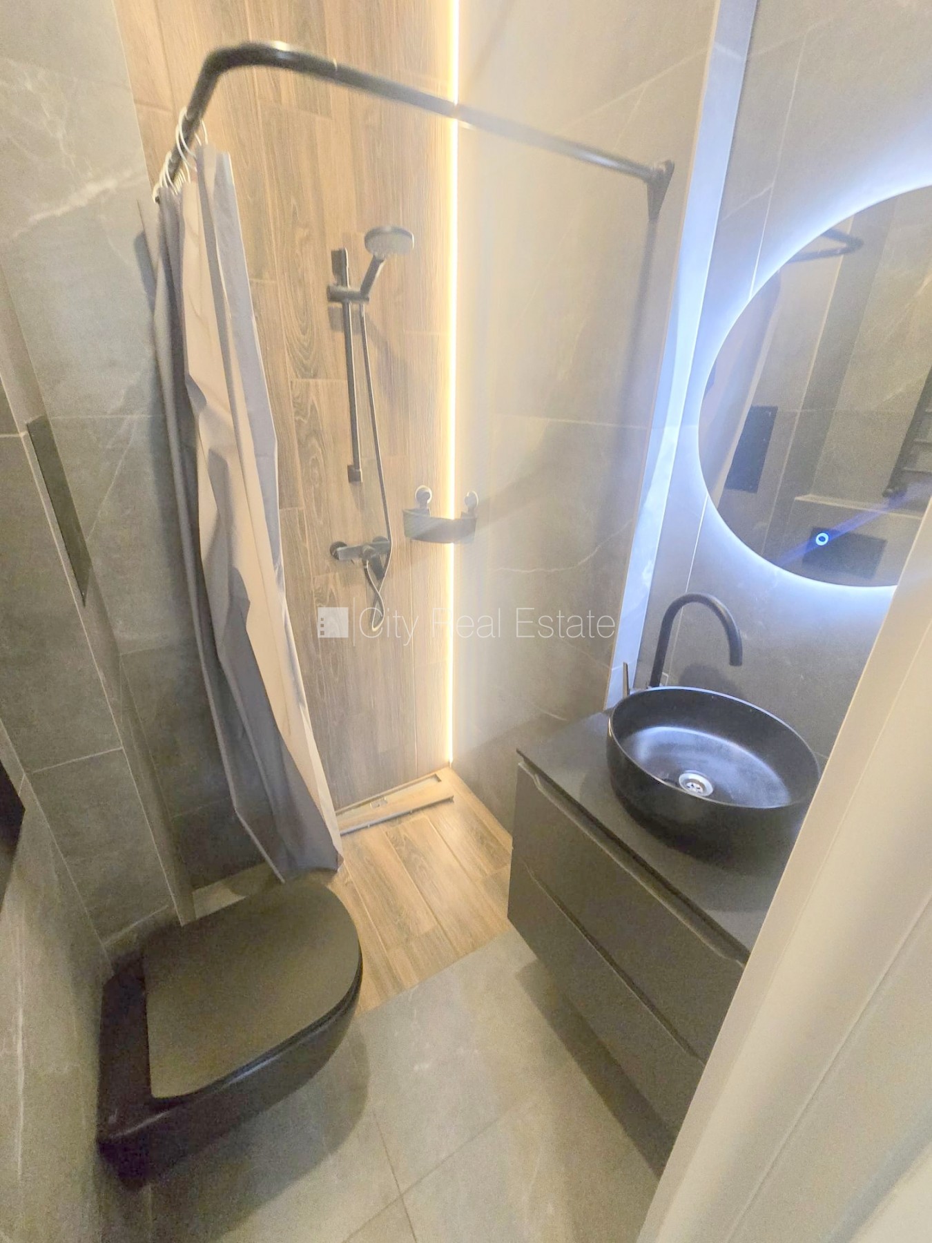 Sludinājumi. Pagalma ēka, fasādes māja, slēgts pagalms, ieeja no ielas, ir lifts, kāpņu telpa pēc kapitālā Cena: 350 EUR/mēn Foto #13