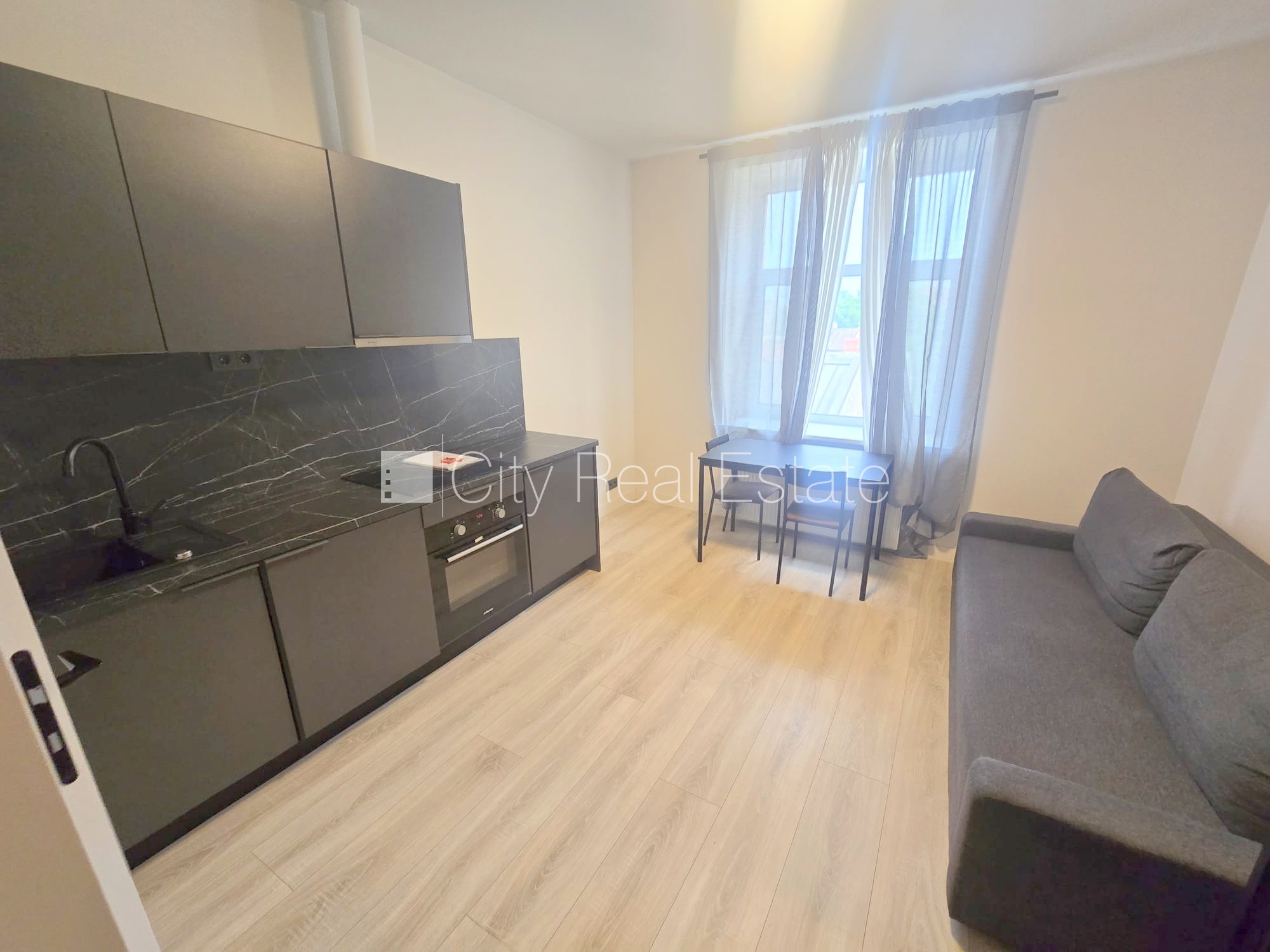 Sludinājumi. Pagalma ēka, fasādes māja, slēgts pagalms, ieeja no ielas, ir lifts, kāpņu telpa pēc kapitālā Cena: 350 EUR/mēn Foto #7