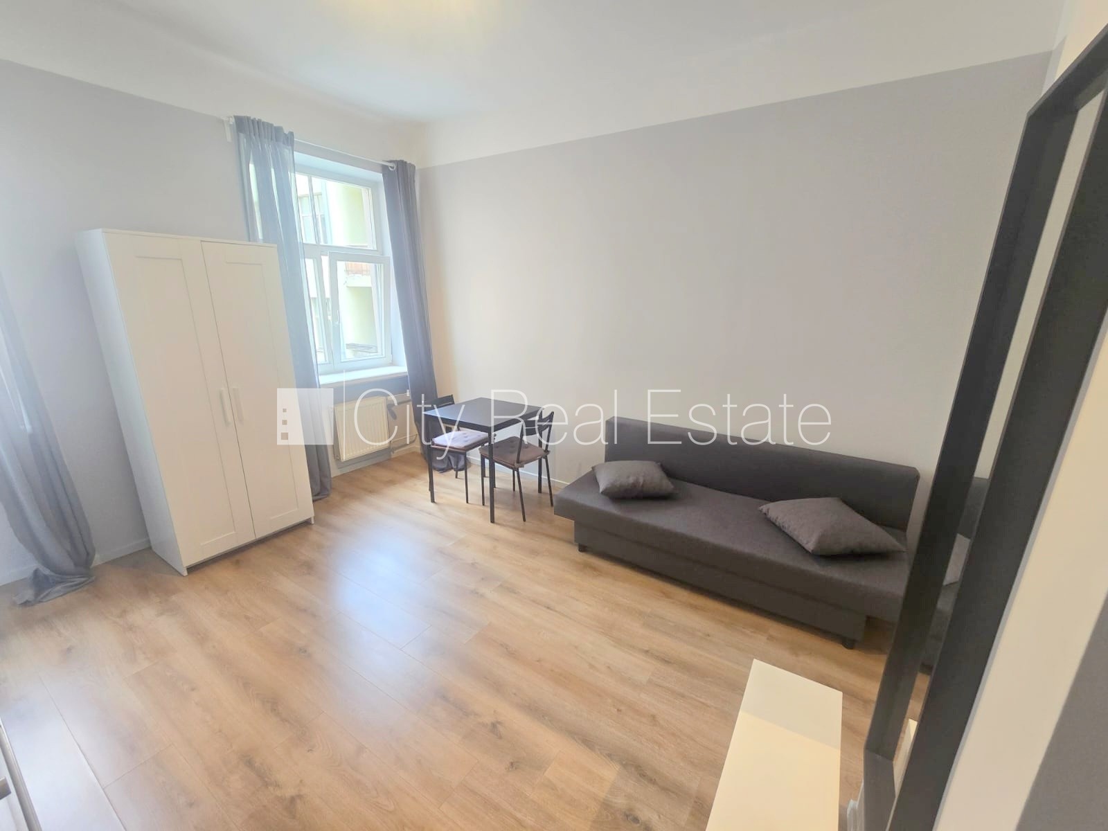 Sludinājumi. Pagalma ēka, fasādes māja, renovēta māja, slēgts pagalms, ieeja no ielas, ir lifts, kāpņu telpa pēc Cena: 360 EUR/mēn Foto #6