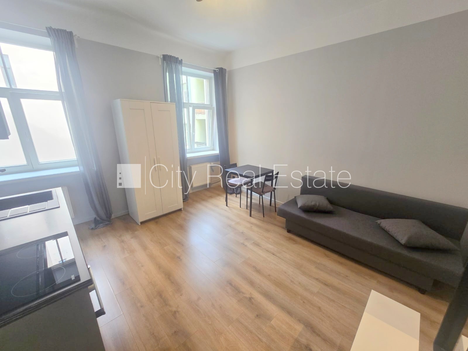 Sludinājumi. Pagalma ēka, fasādes māja, renovēta māja, slēgts pagalms, ieeja no ielas, ir lifts, kāpņu telpa pēc Cena: 360 EUR/mēn Foto #7