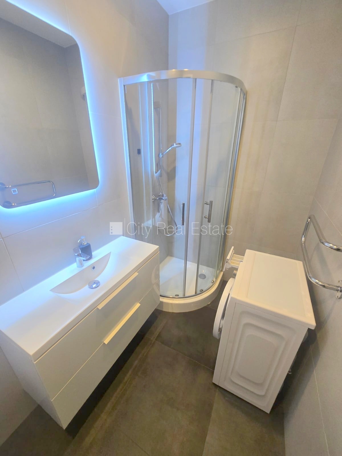 Sludinājumi. Pagalma ēka, fasādes māja, renovēta māja, slēgts pagalms, ieeja no ielas, ir lifts, kāpņu telpa pēc Cena: 360 EUR/mēn Foto #11