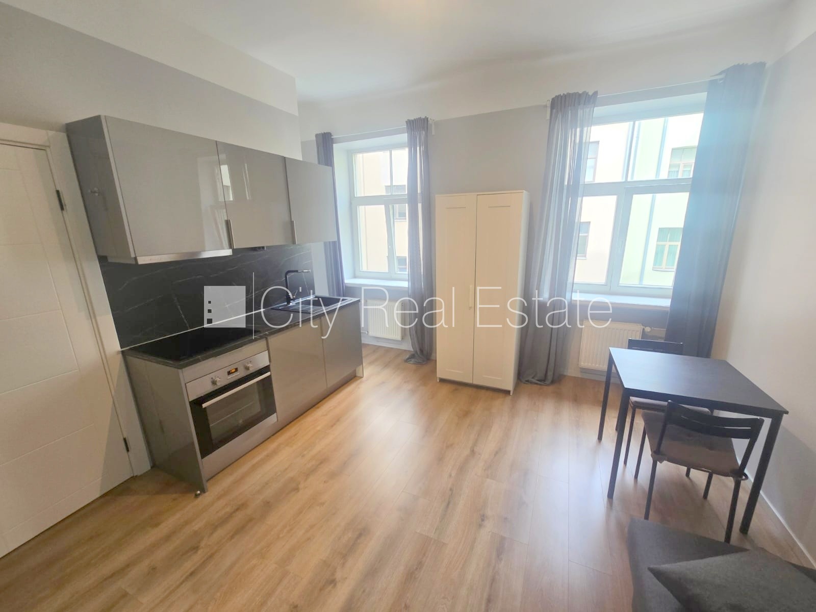 Sludinājumi. Pagalma ēka, fasādes māja, renovēta māja, slēgts pagalms, ieeja no ielas, ir lifts, kāpņu telpa pēc Cena: 360 EUR/mēn Foto #1