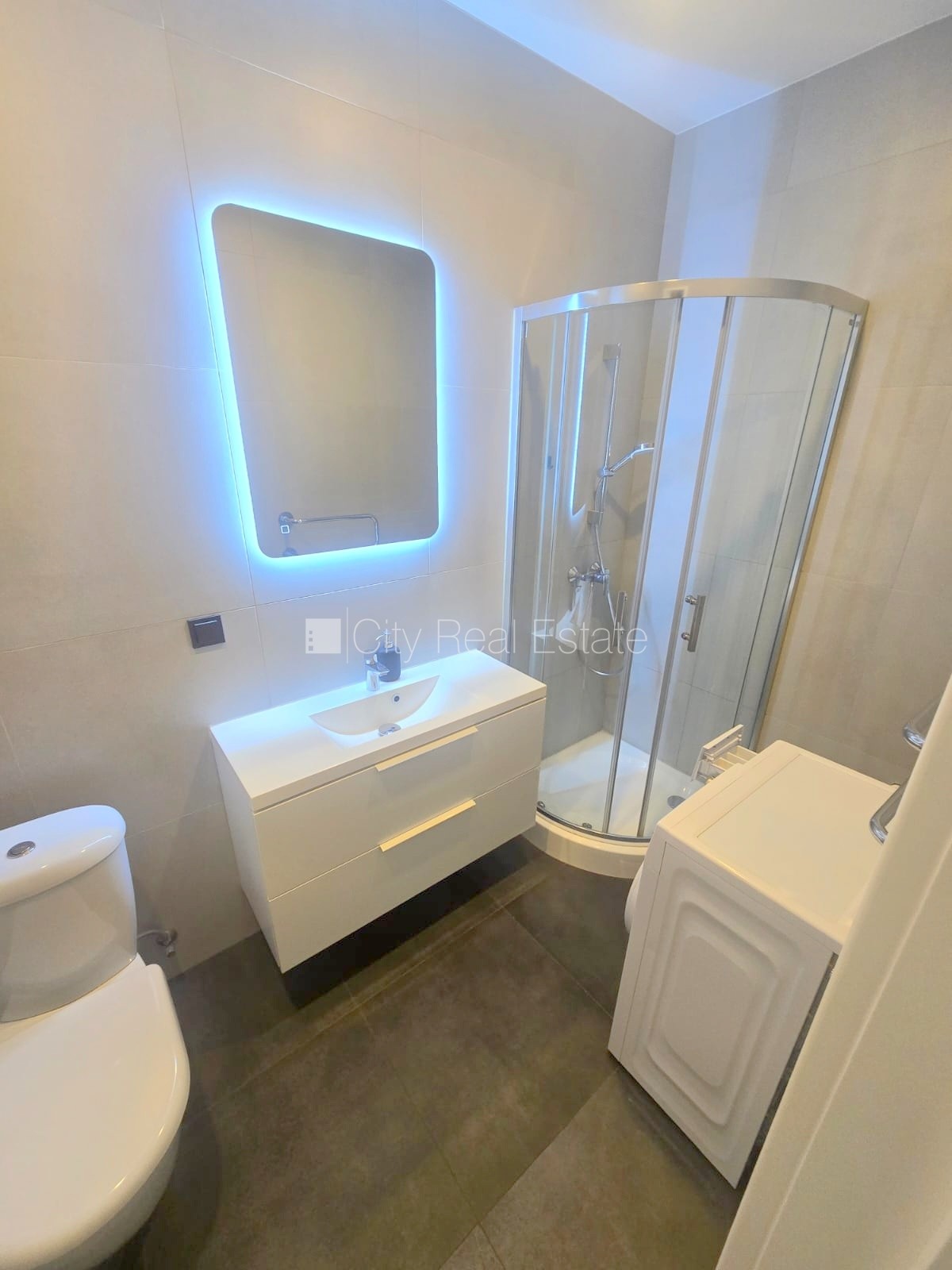 Sludinājumi. Pagalma ēka, fasādes māja, renovēta māja, slēgts pagalms, ieeja no ielas, ir lifts, kāpņu telpa pēc Cena: 360 EUR/mēn Foto #12
