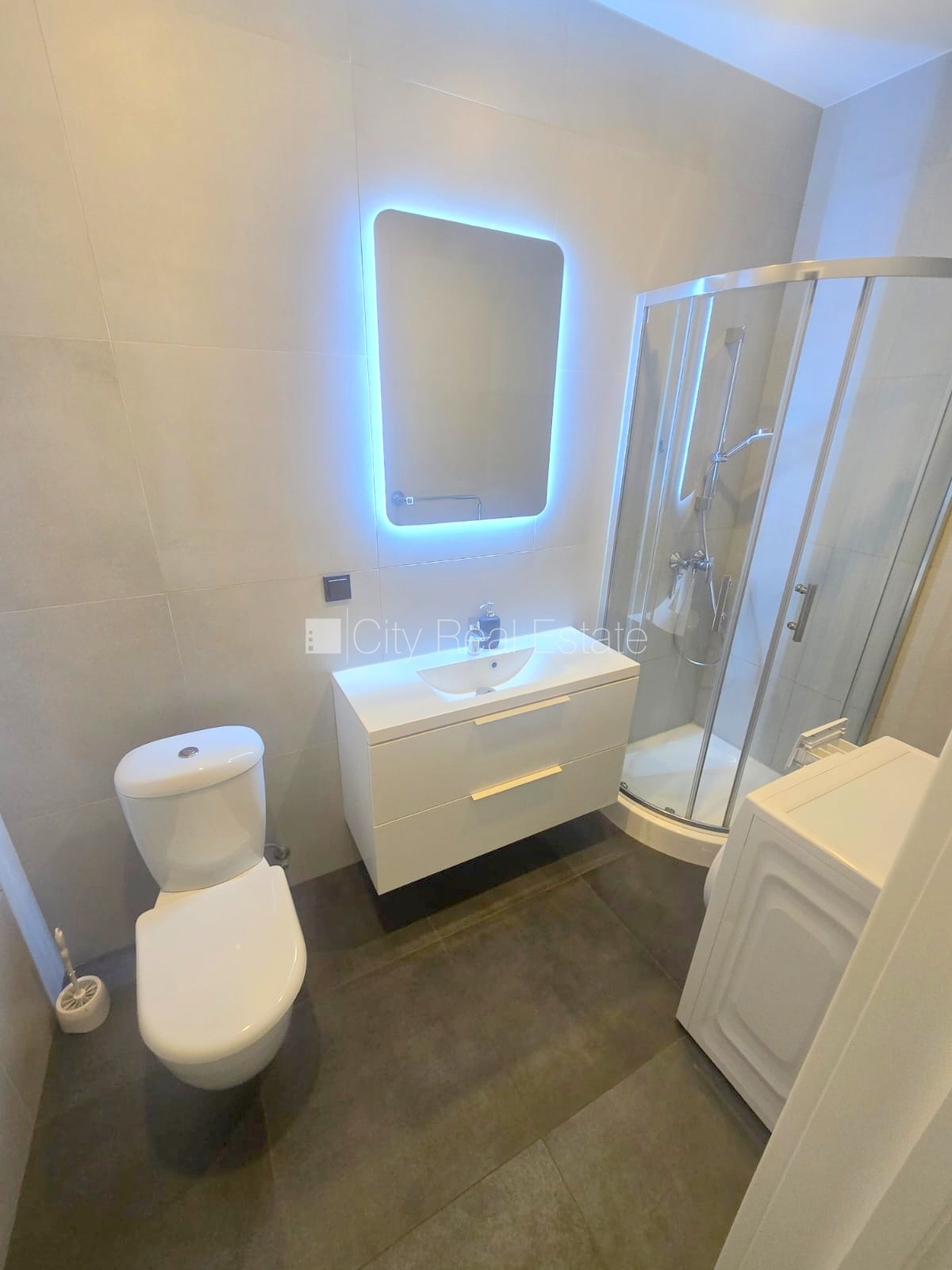 Sludinājumi. Pagalma ēka, fasādes māja, renovēta māja, slēgts pagalms, ieeja no ielas, ir lifts, kāpņu telpa pēc Cena: 360 EUR/mēn Foto #13
