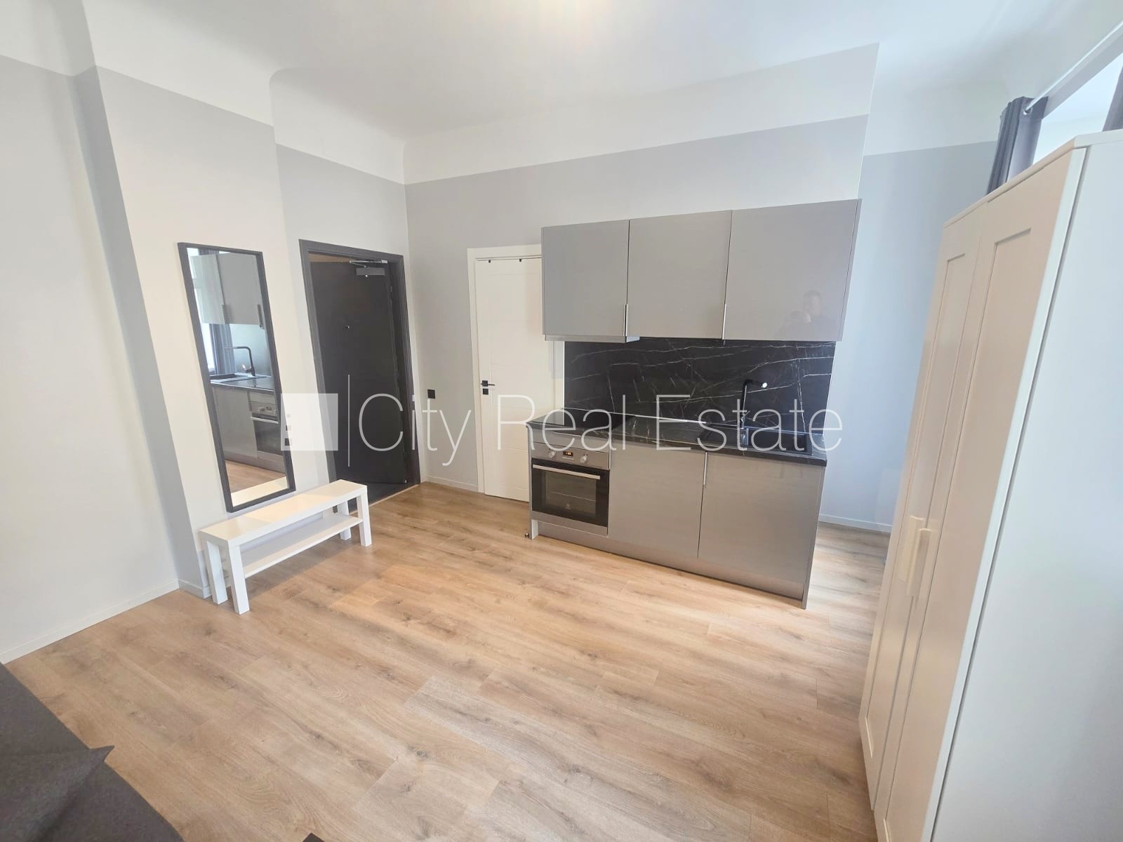 Sludinājumi. Pagalma ēka, fasādes māja, renovēta māja, slēgts pagalms, ieeja no ielas, ir lifts, kāpņu telpa pēc Cena: 360 EUR/mēn Foto #4