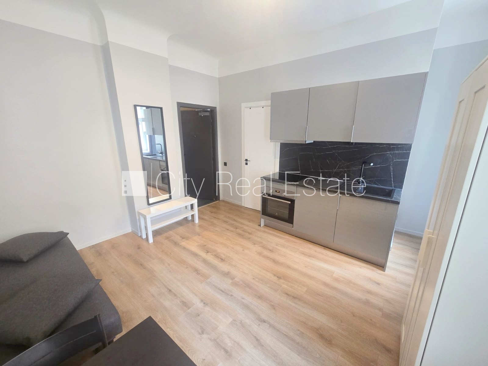 Sludinājumi. Pagalma ēka, fasādes māja, renovēta māja, slēgts pagalms, ieeja no ielas, ir lifts, kāpņu telpa pēc Cena: 360 EUR/mēn Foto #9
