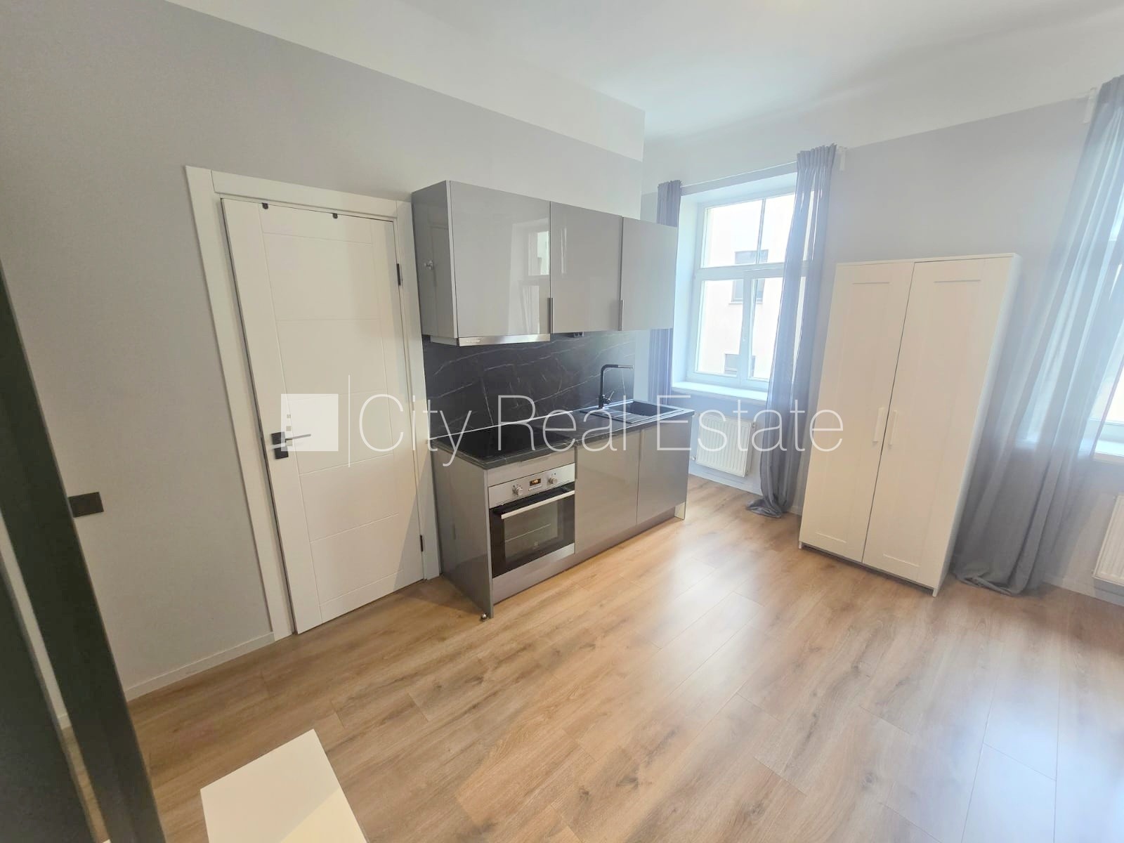 Sludinājumi. Pagalma ēka, fasādes māja, renovēta māja, slēgts pagalms, ieeja no ielas, ir lifts, kāpņu telpa pēc Cena: 360 EUR/mēn Foto #2