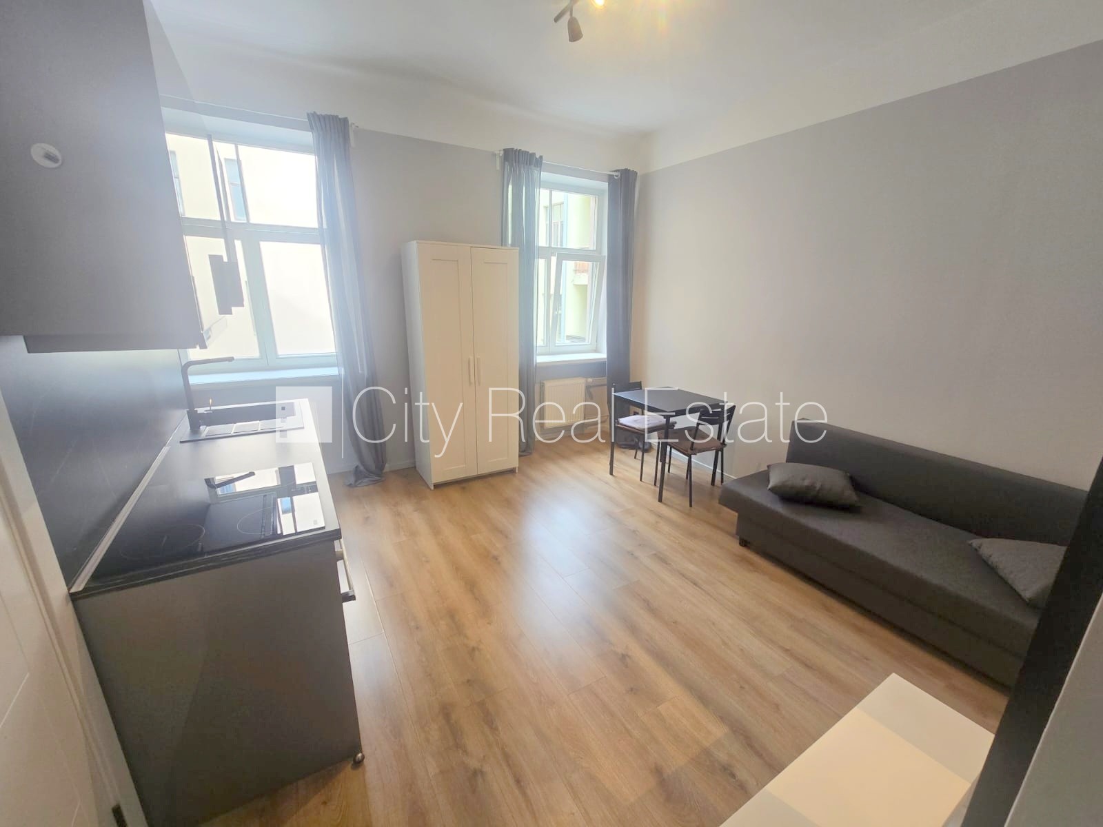 Sludinājumi. Pagalma ēka, fasādes māja, renovēta māja, slēgts pagalms, ieeja no ielas, ir lifts, kāpņu telpa pēc Cena: 360 EUR/mēn Foto #3