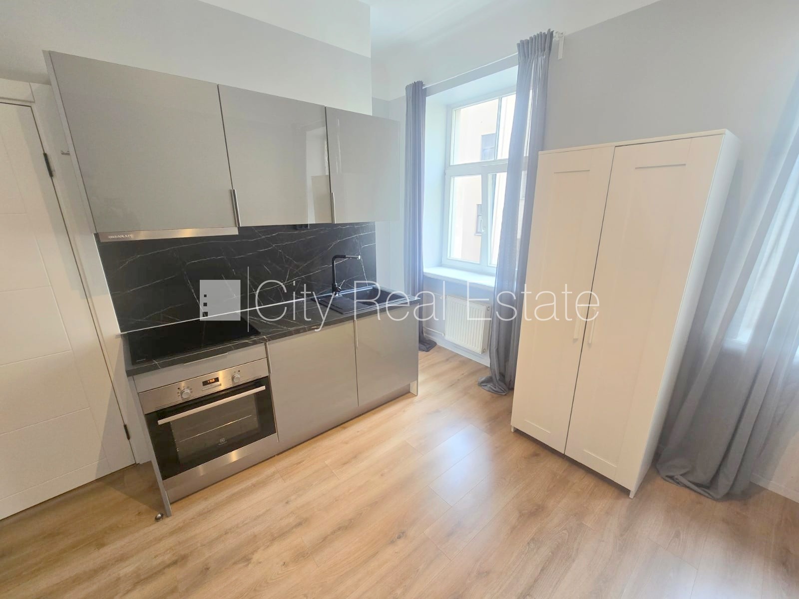 Sludinājumi. Pagalma ēka, fasādes māja, renovēta māja, slēgts pagalms, ieeja no ielas, ir lifts, kāpņu telpa pēc Cena: 360 EUR/mēn Foto #5