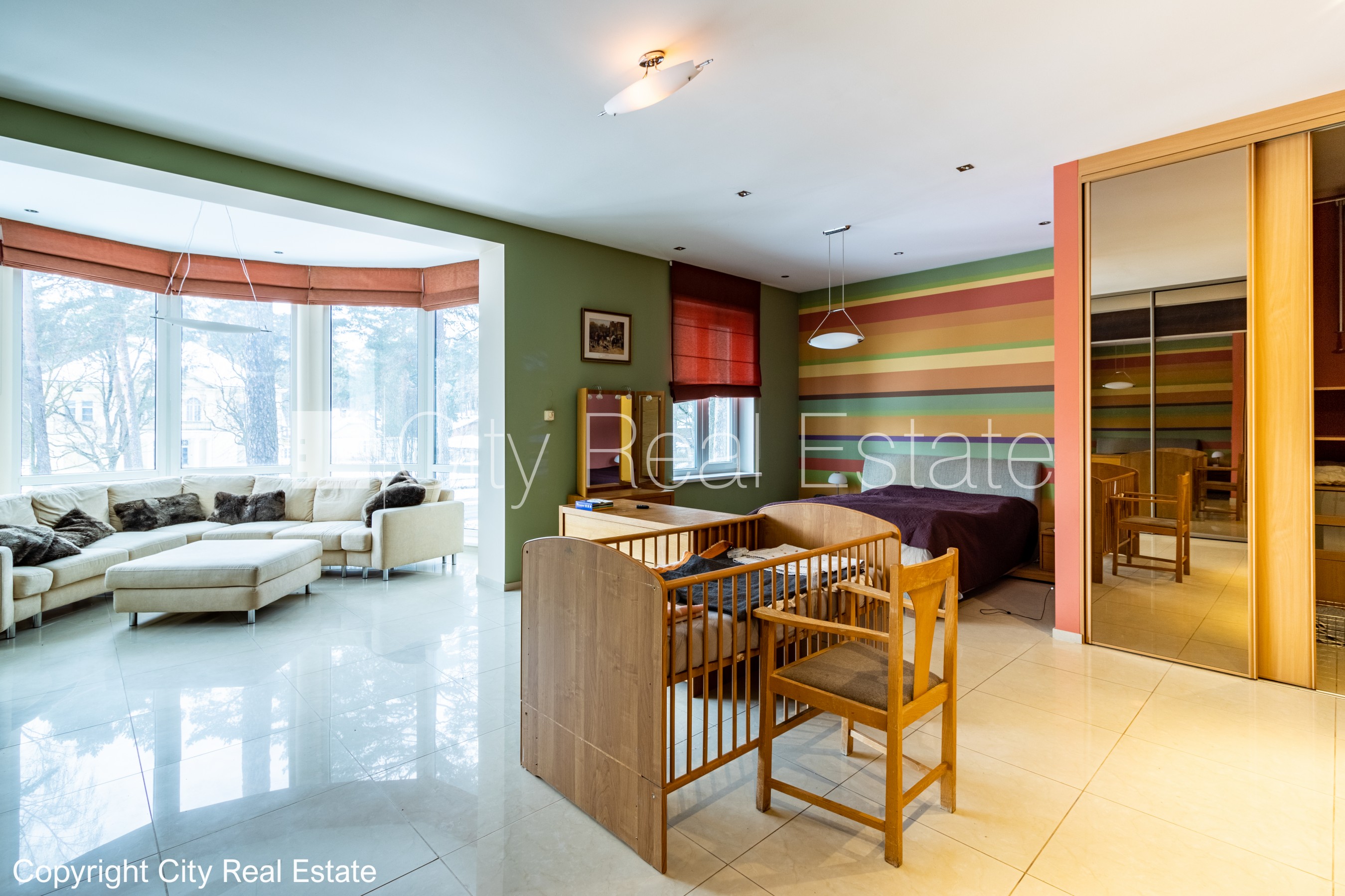 Sludinājumi. Labiekārtots apzaļumots pagalms, iežogota teritorija, garāža vienai automašīnai, baseins, Cena: 800000 EUR Foto #3