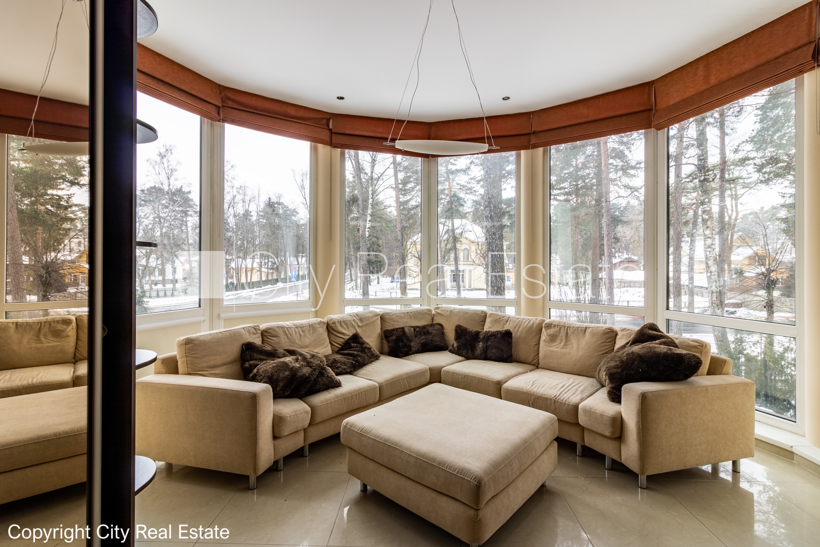 Sludinājumi. Labiekārtots apzaļumots pagalms, iežogota teritorija, garāža vienai automašīnai, baseins, Cena: 800000 EUR Foto #1