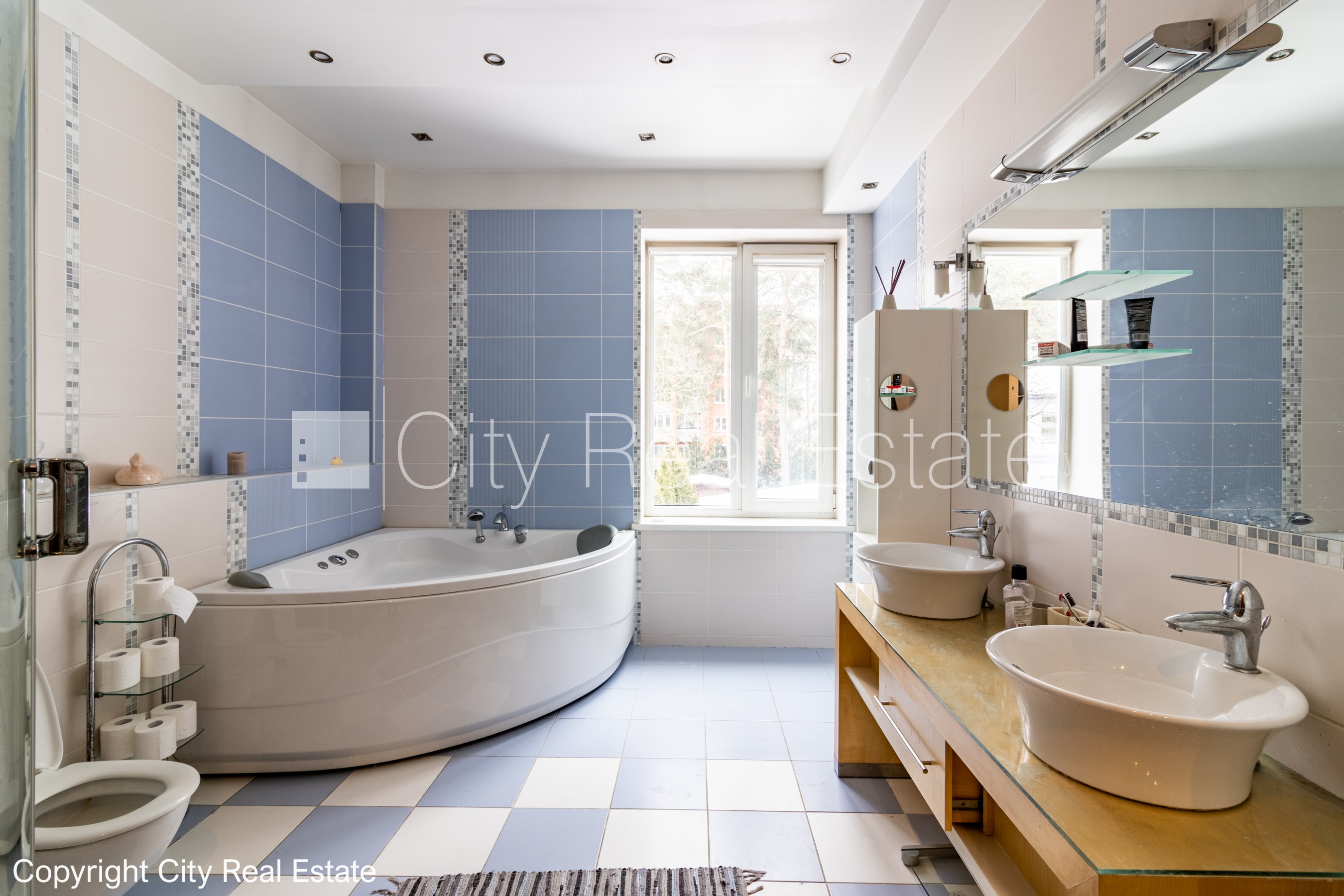 Sludinājumi. Labiekārtots apzaļumots pagalms, iežogota teritorija, garāža vienai automašīnai, baseins, Cena: 800000 EUR Foto #4