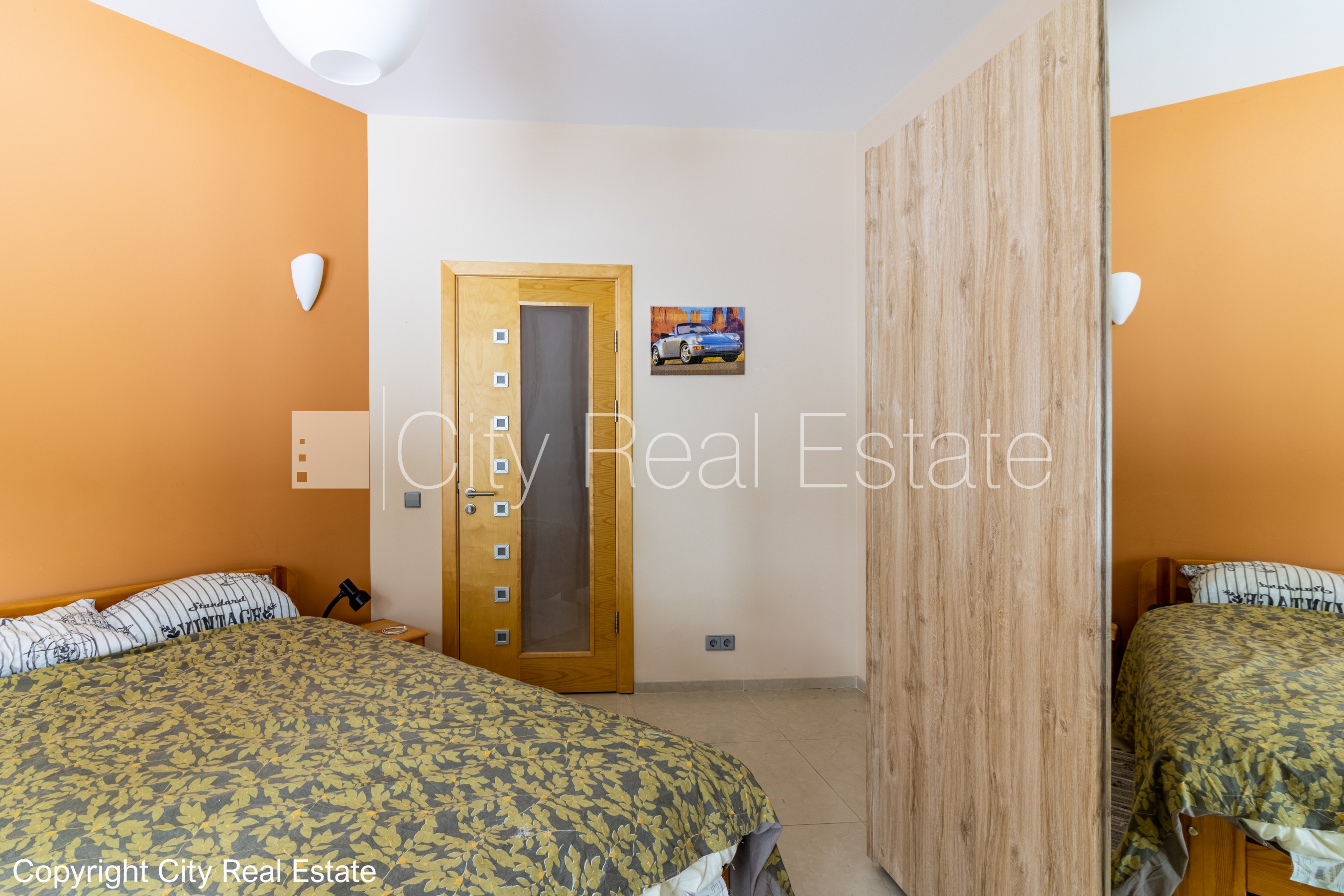 Sludinājumi. Labiekārtots apzaļumots pagalms, iežogota teritorija, garāža vienai automašīnai, baseins, Cena: 800000 EUR Foto #16