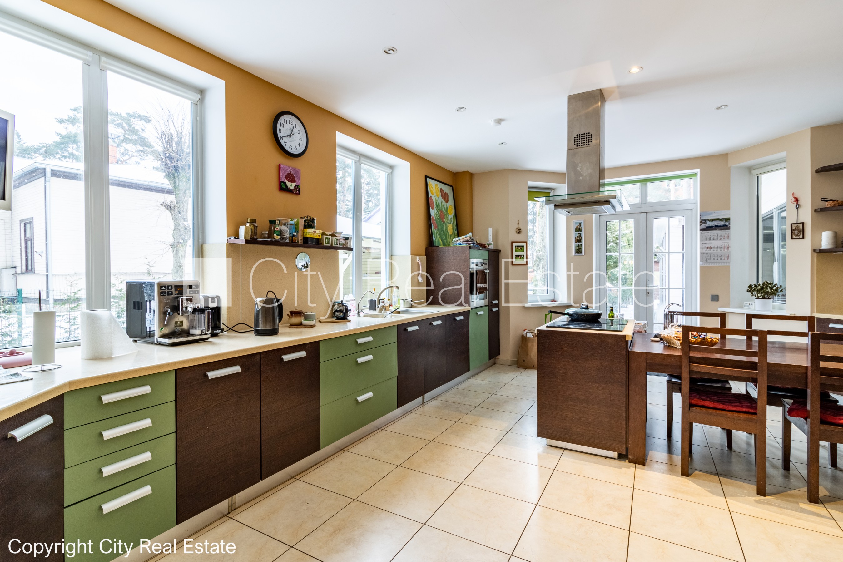 Sludinājumi. Labiekārtots apzaļumots pagalms, iežogota teritorija, garāža vienai automašīnai, baseins, Cena: 800000 EUR Foto #2