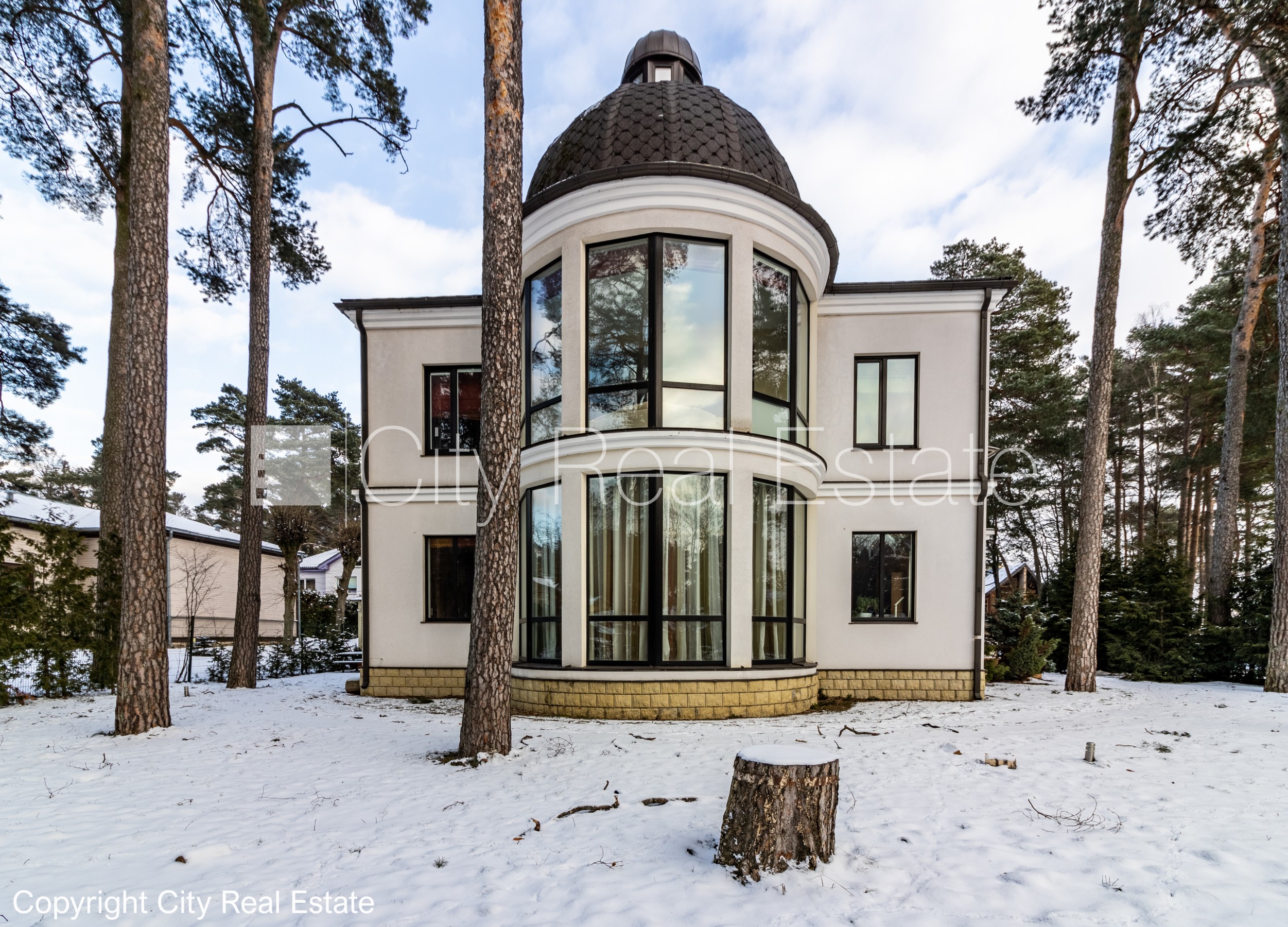 Sludinājumi. Labiekārtots apzaļumots pagalms, iežogota teritorija, garāža vienai automašīnai, baseins, Cena: 800000 EUR Foto #9