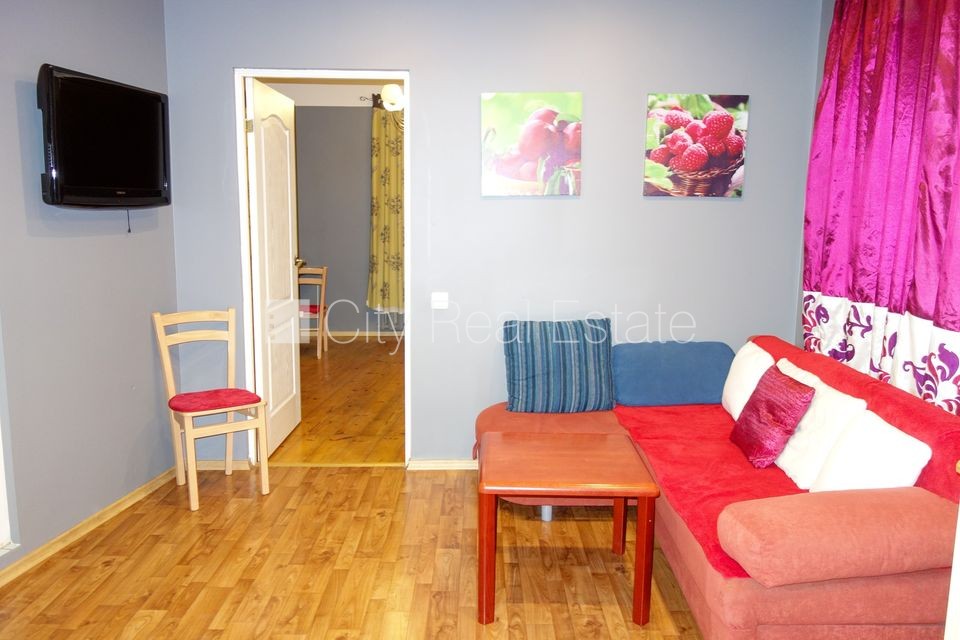 Sludinājumi. Pagalma māja, renovēta māja, ieeja no pagalma, logi vērsti uz pagalma pusi, guļamistabu skaits 1 Cena: 430 EUR/mēn Foto #3