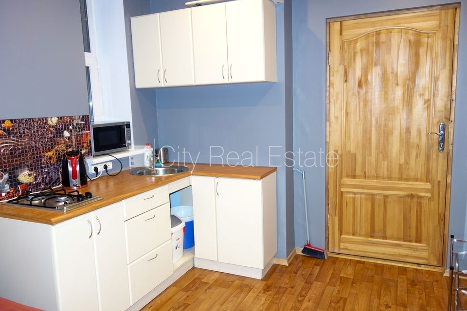 Sludinājumi. Pagalma māja, renovēta māja, ieeja no pagalma, logi vērsti uz pagalma pusi, guļamistabu skaits 1 Cena: 430 EUR/mēn Foto #2