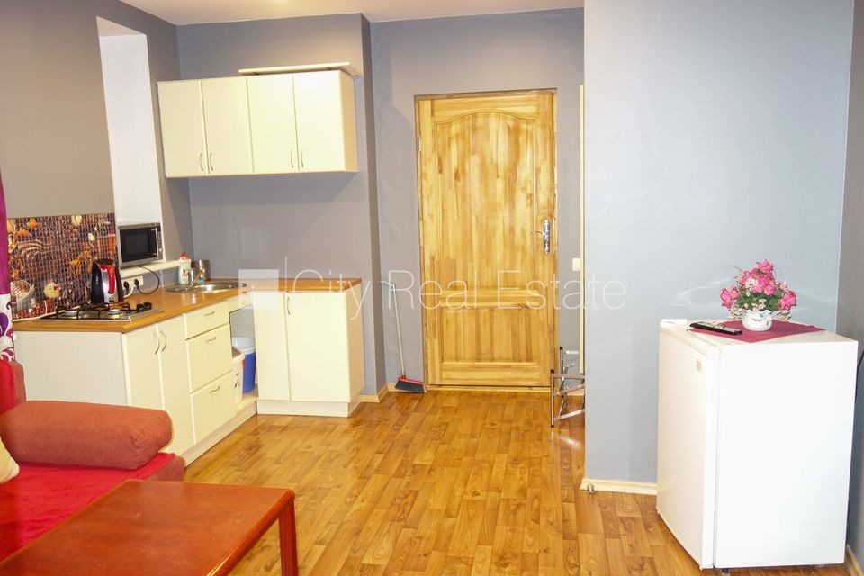 Sludinājumi. Pagalma māja, renovēta māja, ieeja no pagalma, logi vērsti uz pagalma pusi, guļamistabu skaits 1 Cena: 430 EUR/mēn Foto #1