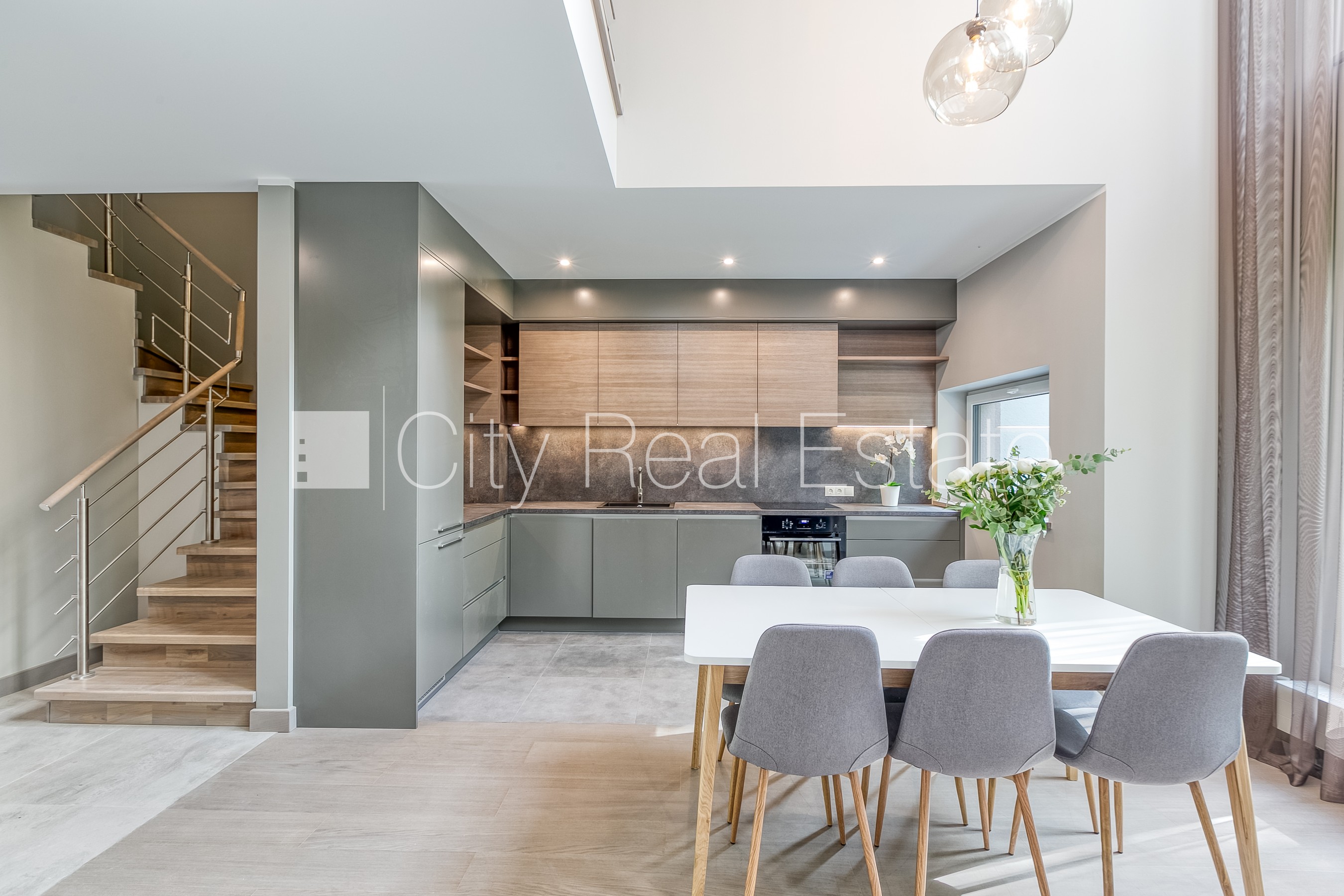 Mājas, vasarnīcas · 5 ist. · 220 m² · Ceriņu iela
