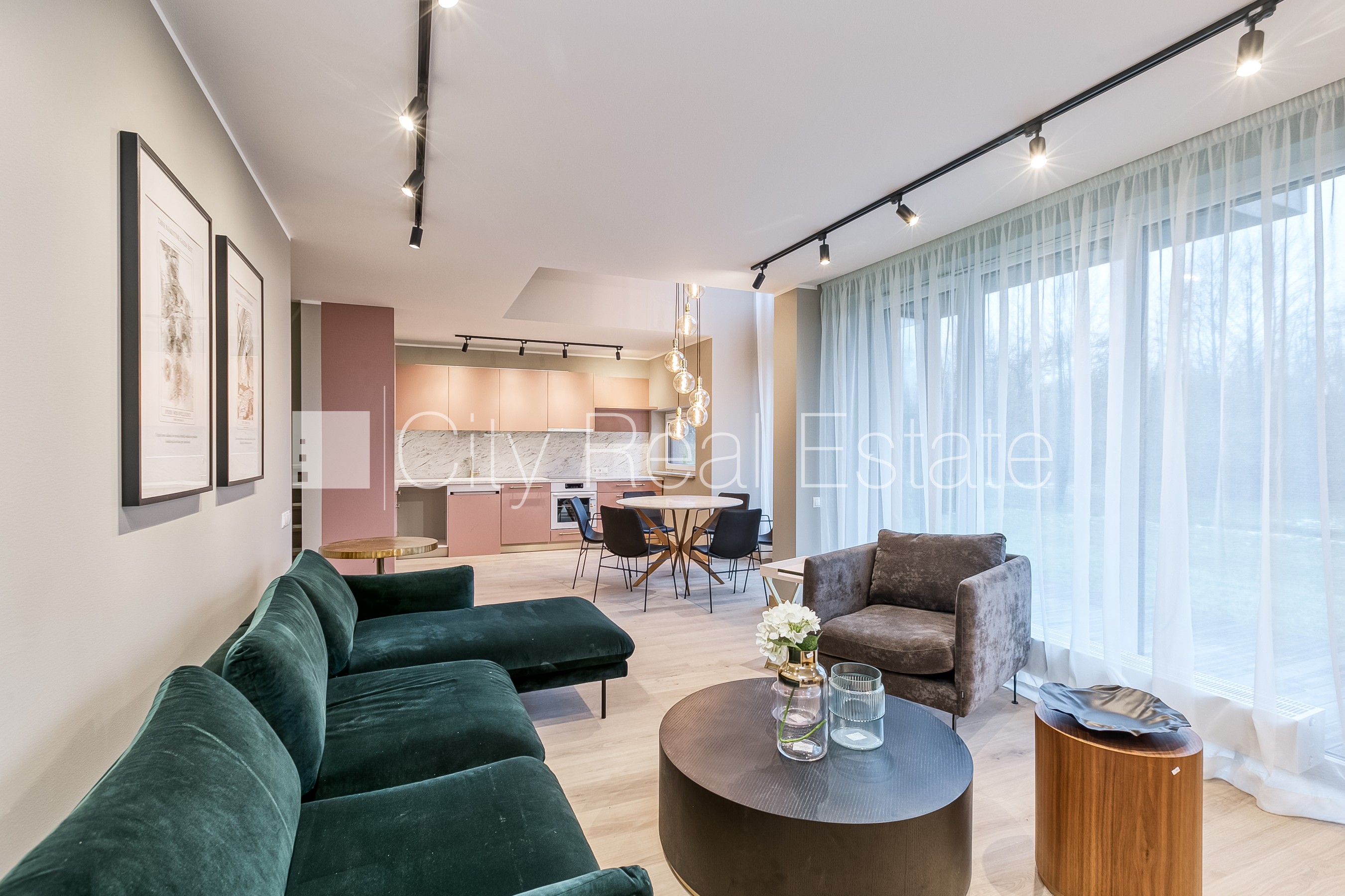 Mājas, vasarnīcas · 6 ist. · 288 m² · Ceriņu iela